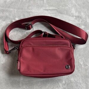 Lululemon Everywhere Crossbody Bag 2L Metal Hardware | Rockwood/Gunmetal